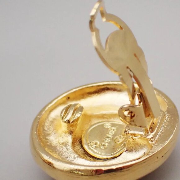 CHANEL CC Logo Button Round Earrings Clip-on Gold France Vintage 77RK787 - Picture 8 of 10